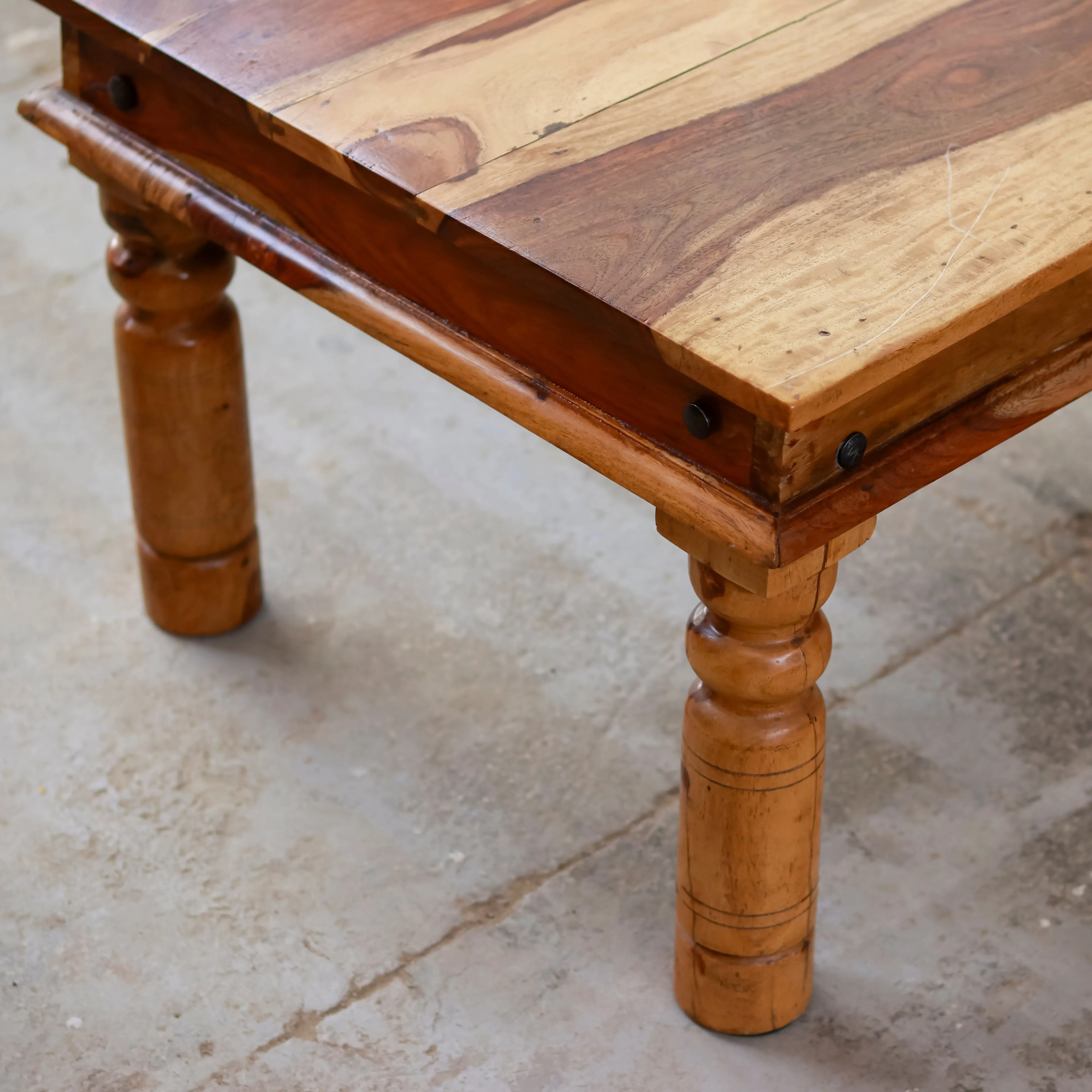 Simple Rounded Leg Table